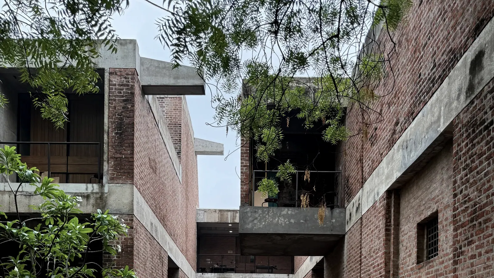 Masonry passage between two wings of the house, open to the sky